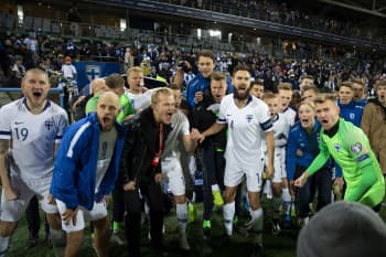 Suomen pelaajat juhlivat voittoa