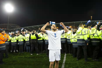 Teemu Pukki järjestyksenvalvojien piirittämänä