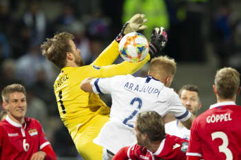 Paulus Arajuuri puskee palloa