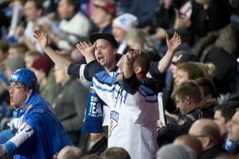 Suomen fanit levittelevät käsiänsä.