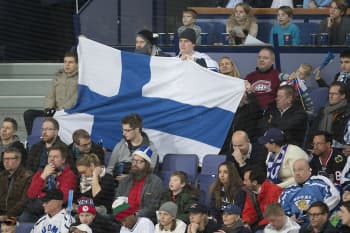 Suomen lippu on kannattajien käsissä.