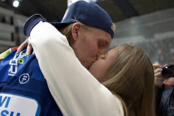 Patrik Laine sai onnittelupusun.