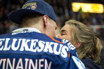 Veli-Matti Savinainen sai onnittelupusun.