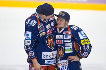 Aleksi Elorinne ja Tuukka Mäntylä mestaruusjuhlissa.