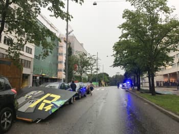 Rakennustyömaan suoja-aita lensi auton päälle Helsingin Pasilassa.