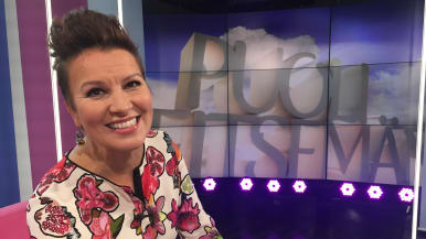 Arja Koriseva Puoli seitsemän -studiossa