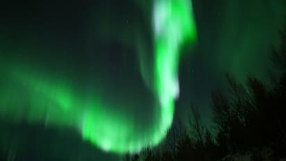 Pysäyttävät revontulet valaisivat pohjoisen taivaan - video | Yle Uutiset