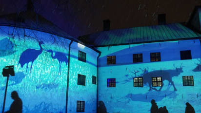 Video: Turun linna valaistiin sinivalkoisin värein – katso, miten Suomen  vanhin linna ympäröitiin upealla taiteella