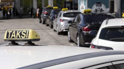 Tuhannet taksiyrittäjät ovat joutuneet tehovalvontaan ja voivat menettää  liikennöintilupansa – 