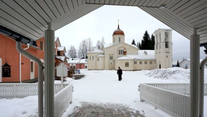 Kymmenet vapaaehtoiset rakentavat pääsiäisen huipentumaa Valamon luostarissa  | Yle Uutiset