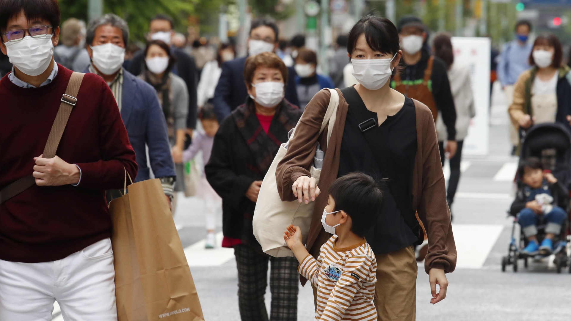 Äiti ja lapsi hengityssuojaimet kasvoilla Tokiossa.