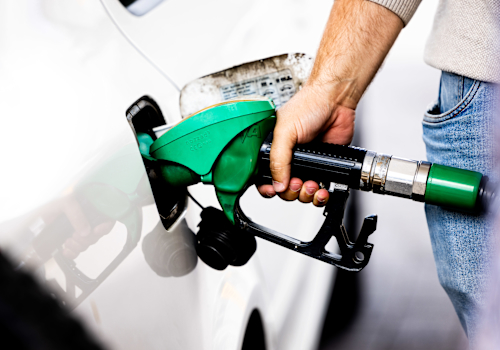 Bensiini, diesel, jopa sähkö voivat kallistua Iranin tilanteen takia – asiantuntija: ”Bensapumpulla hinta kaksi euroa”