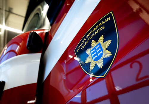 Hälytysajossa ollut ambulanssi ja henkilöauto kolaroivat Kiimingissä