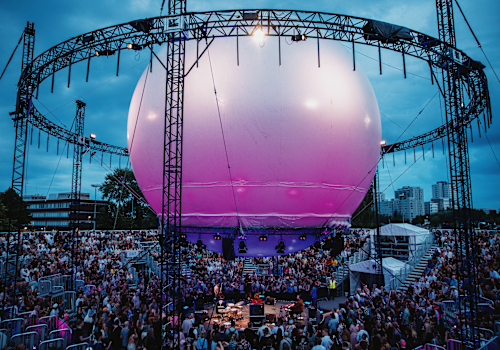 Flow-festivaali jatkuu Helsingissä – kohuyhtye Kneecap nousee lavalle