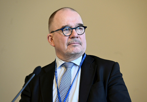 Pidätetäänkö virkarikoksesta epäilty Antti Pelttari virasta? Kansliatoimikunta kokoontuu klo 12, Pelttari ei kommentoi