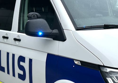 Henkilöauto ajoi jokeen Lahdessa