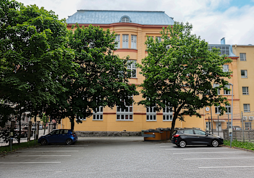 Koulujen ja päiväkotien työntekijöiltä aletaan periä Turussa pysäköinti­maksua – parkkipaikat halutaan kaikkien käyttöön