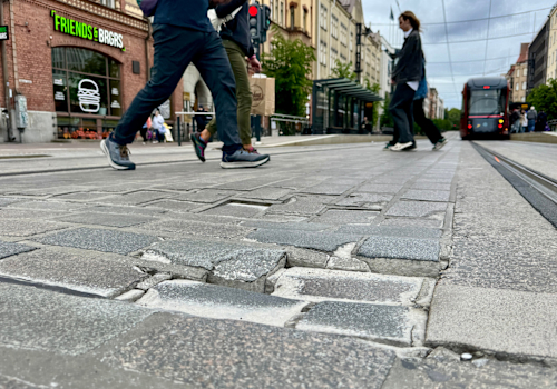 Tampereella Hämeenkadun ajoradan kiveys pettämässä paikoin – painumia voi aiheuttaa liikenteen tärinä