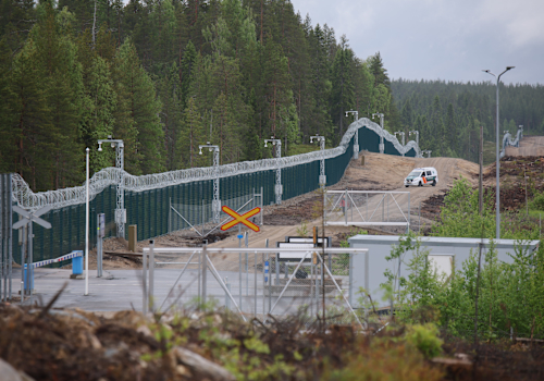 Vartiuksen raja-aseman esteaita Kuhmossa on nyt valmis – apulaiskomentaja: ”Se on paljon muutakin kuin aita”