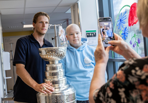 Tobias Salmi, 16, koki erityisen hetken KYSin lastenosastolla – kiekkotähti toi Stanley Cup -pokaalin sairaalavierailulle