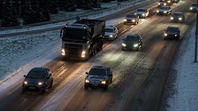 Iltaruuhkaa Hakamäentie, autoja