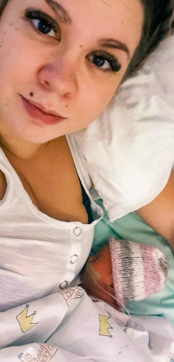 Senni Antamaniemi imettää pientä vauvaansa sairaalassa. Vauvalla on happiviikset.