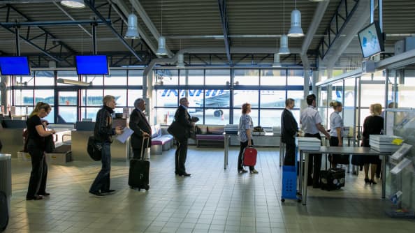 Matkustajat jonottavat turvatarkastukseen Joensuun lentoasemalla.