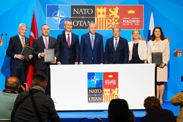 Suomen ulkoministeri Pekka Haavisto, Turkin ulkoministeri Mevlut Cavusoglu, Naton pääsihteeri Jens Stoltenberg, Turkin presidentti Recep Tayyip Erdogan, Suomen presidentti Sauli Niinisto, Ruotsin pääministeri Magdalena Andersson ja Ruotsin ulkoministeri Ann Linde poseeraavat yhteiskuvassa.