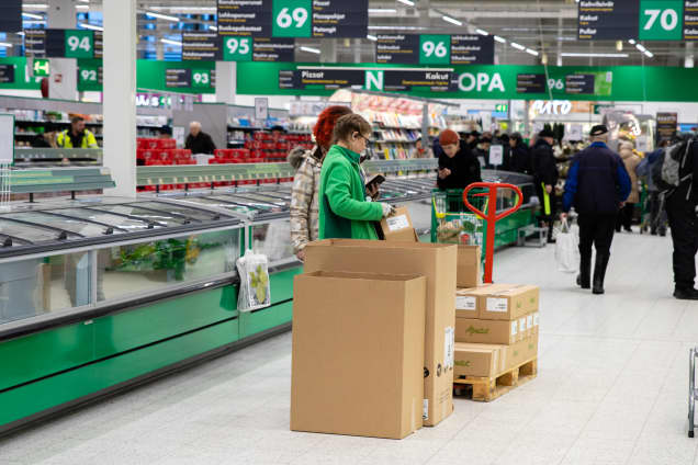 Lappeenrannan Prisman käytävällä työntekijä purkamassa laatikoista tavaraa pakastealtaisiin.
