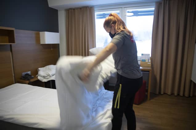 Iiris Mattila siivoaa hotellihuonetta.