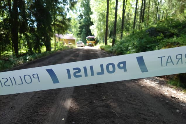 Poliisin eristämä alue ja paloauto.