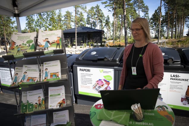 Kuvassa on Eva Sjöman, aluepalvelusuunnittelija, Lounais-Suomen jätehuolto.