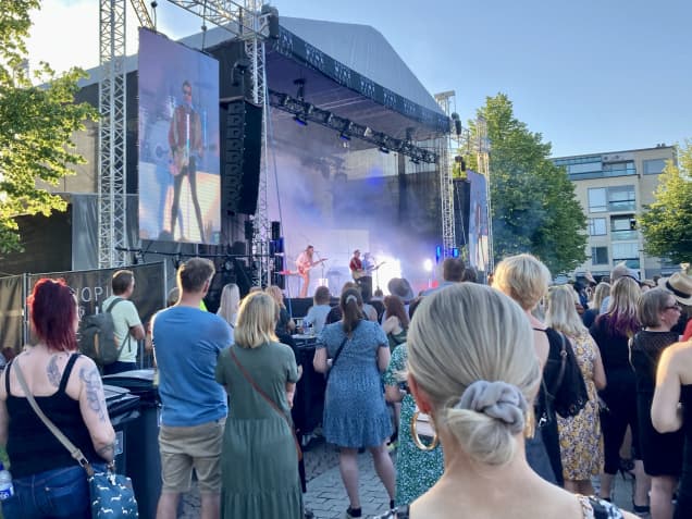 Yleisöä seuraamassa Olavi Uusivirran keikkaa Kuopion viinijuhlilla.