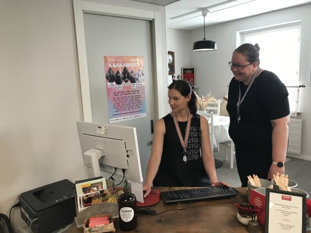 Hotelliyrittäjät Maria Saastamoinen ja Helena Puhakka-Tarvainen katsovat tietokoneen näyttöä huoneistohotelli Lietsun vastaanotossa Joensuussa.