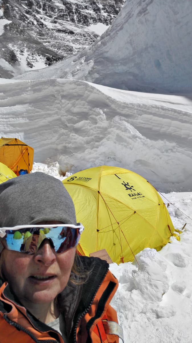 Paula Strengell leirissä. Kuvassa North Colista 7200 m, joka on Camp 1. Lisähapelle mennään sen jälkeen n. 7500 m:ssä.