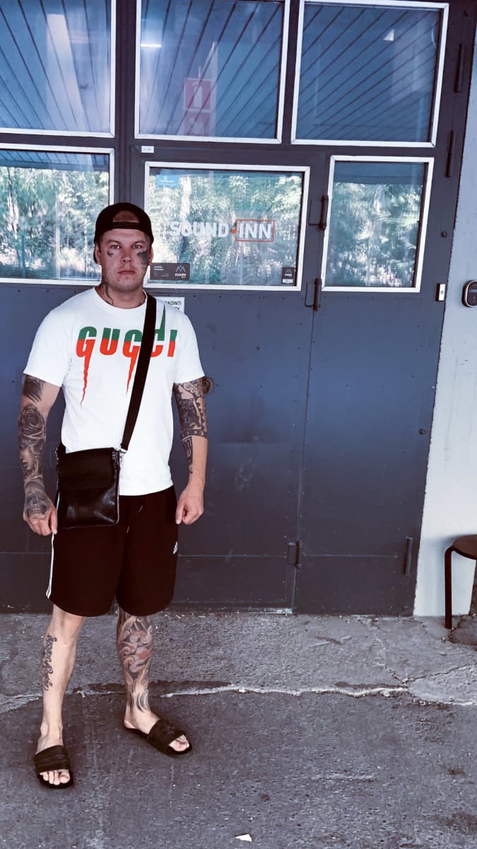 Roope Halinen, artistinimeltään E.N.R.P. (ei niin reipas poika) seisoo ulkona studion edessä.