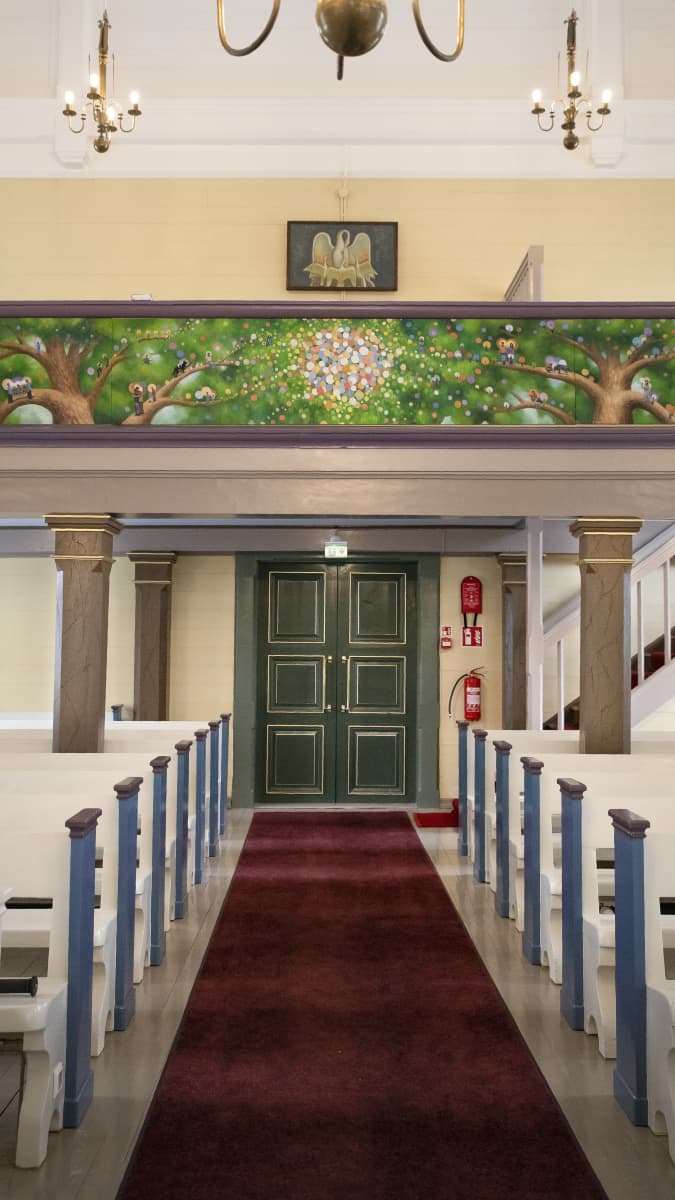 Värikäs puun latvuksia kuvaava taideteos Petäjäveden kirkossa