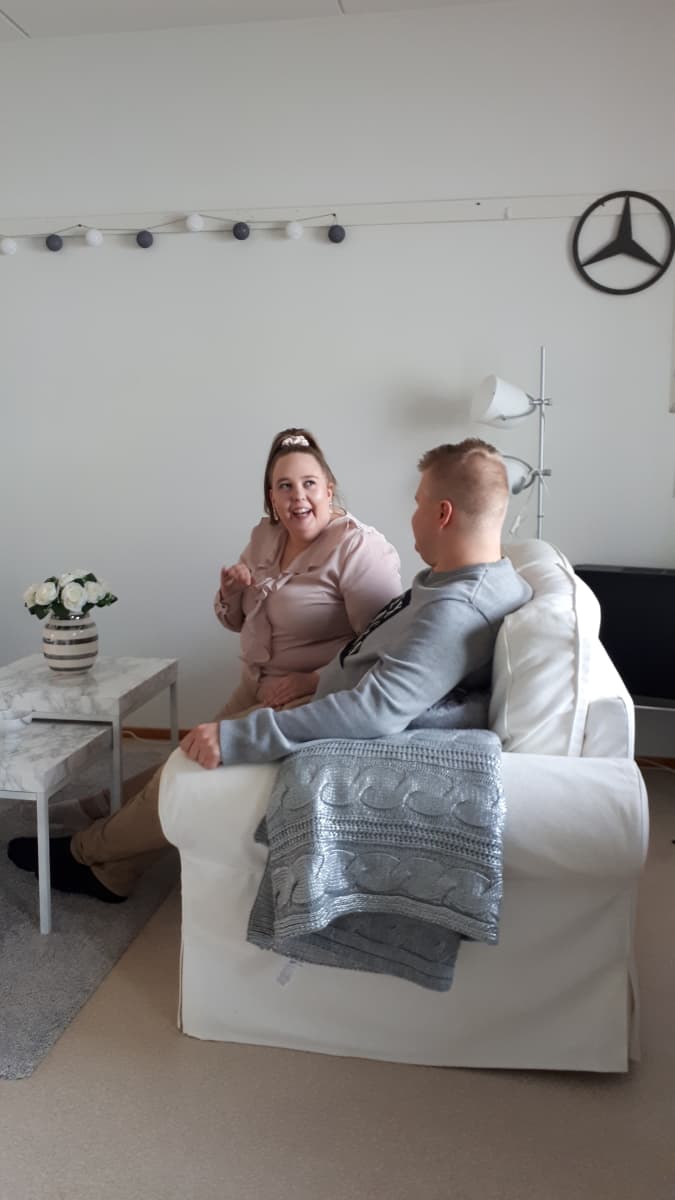 Sandra Kurki ja Onni Pitkänen olohuoneensa sohvalla