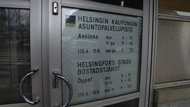 Helsingin kaupungin asuntopalvelupisteen ulko-ovi.