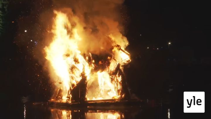Kekripukki palaa Kajaaninjoella erikoisvalaistuksessa – valotaide valaisee rauniolinnan: 31.10.2020 18.43