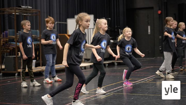 Matilda-musikaalissa tytöt laittavat aikuiset ojennukseen: 01.12.2020 10.29