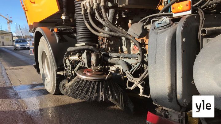Lakaisukoneen kuljettaja ajaa kävelyvauhtia ja kohtaa autoilijoiden vihan – näin Pori puhdistuu katu kerrallaan: 14.04.2021 10.37
