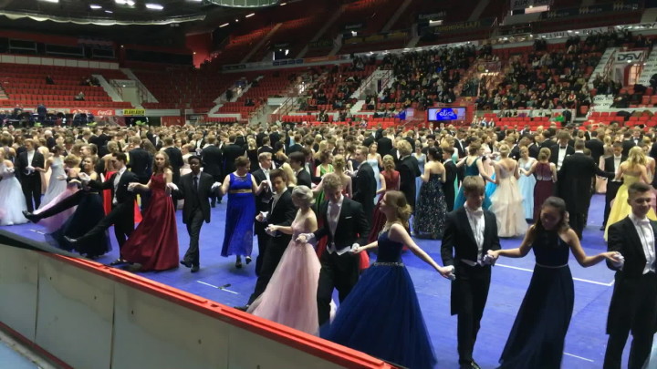 Svenska Yle live: Frasande frackar och släpande långklänningar - se gymnasietvåorna virvla runt på dansgolvet i De gamlas dans: 15.02.2019 14.25