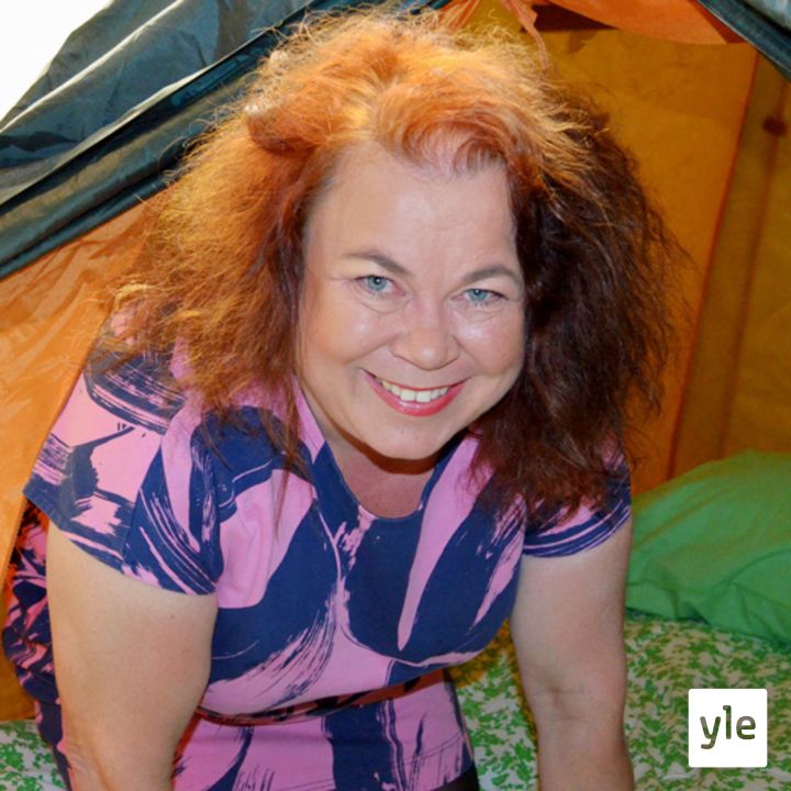 Kesäteltta: Kirjailija Leena Lehtolainen: En ole koskaan yksin, päässäni on aina väkeä