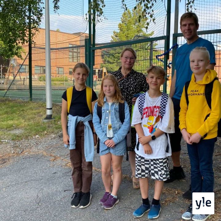 Trafiken vid skolorna övervakas inför skolstarten - Lyssna, titta och sök ögonkontakt med andra trafikanter är polisens råd