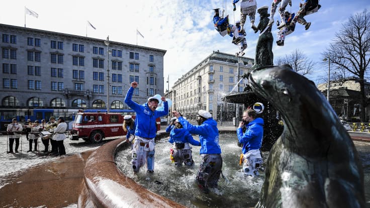 Svenska handelhögskolans studentkår pesi ja lakitti Havis Amanda -patsaan 20. húhtikuuta.