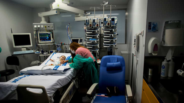 Äiti ja maksansiirron saanut pieni lapsi sairaalassa Barcelonassa.