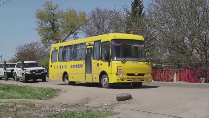 Azovstalin terästehtaalta evakuoituja siviilejä saapui Bezimennen kylään Itä-Ukrainassa