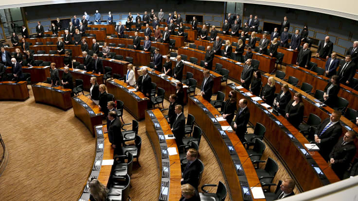  Kansanedustajat pitivät hiljaisen hetken Ilkka Suomisen poismenon johdosta eduskunnan täysistunnossa.