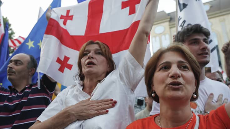 Mielenosoittajat kokoontuivat Georgian parlamentin edustalle heiluttaen Georgian, Ukrainan ja EU:n lippuja